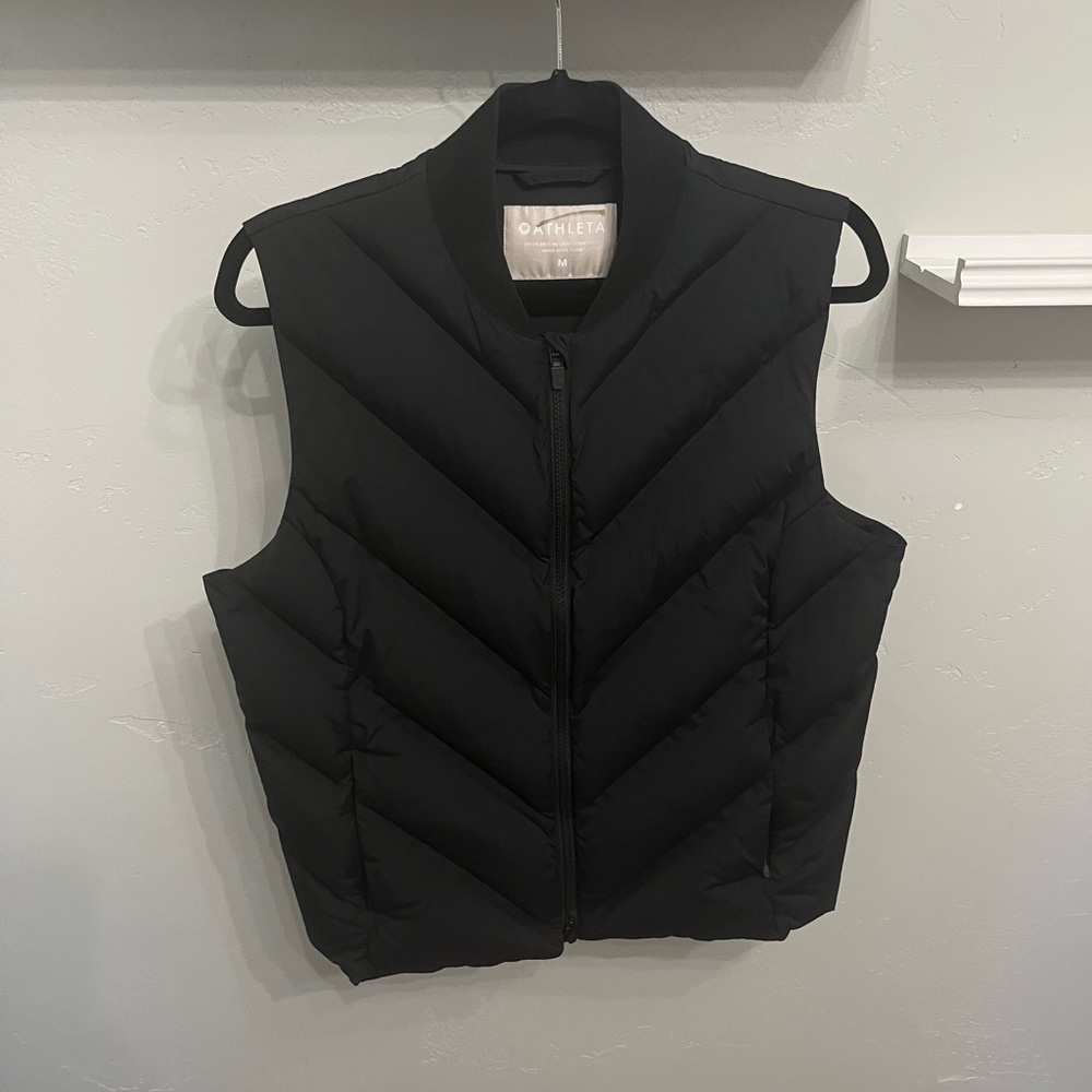 Athleta puffy down vest in black. Size Medium.